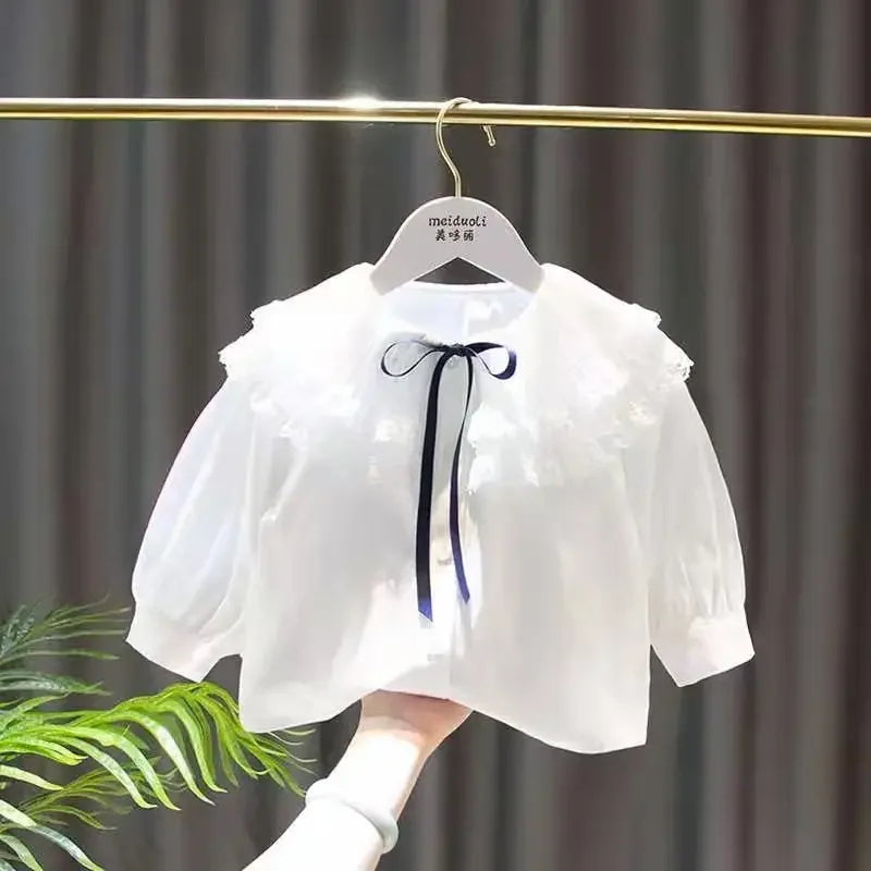 Camisaria Branca e Salopete Jeans
