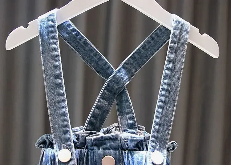 Camisaria Branca e Salopete Jeans