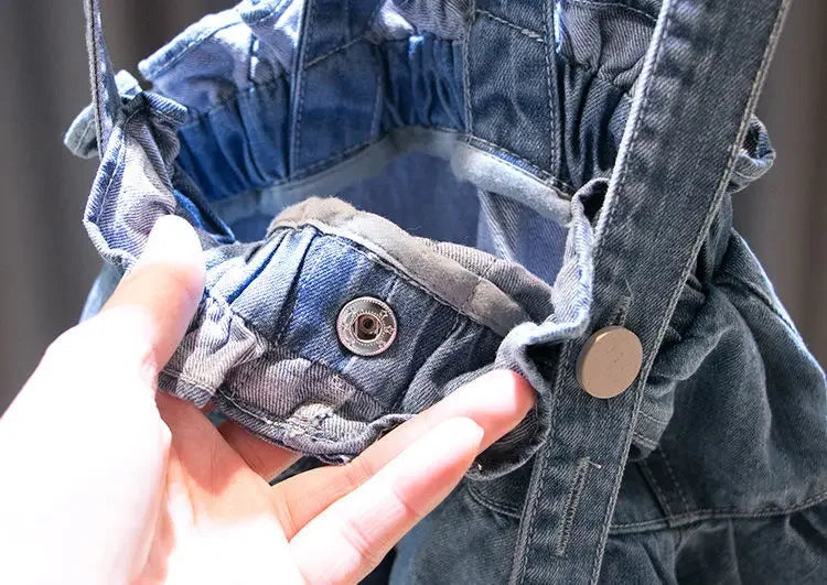 Camisaria Branca e Salopete Jeans