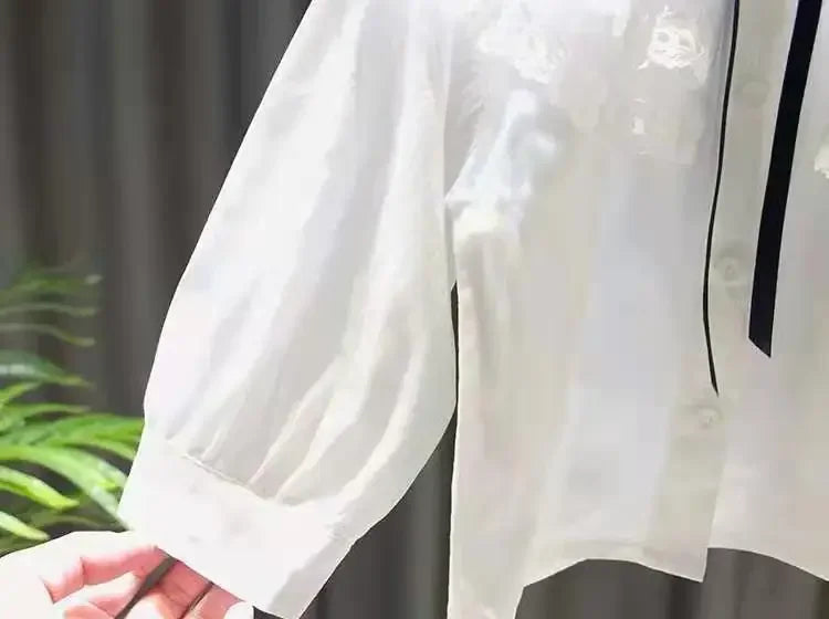 Camisaria Branca e Salopete Jeans