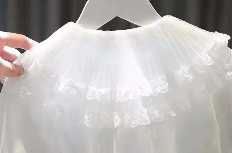 Camisaria Branca e Salopete Jeans