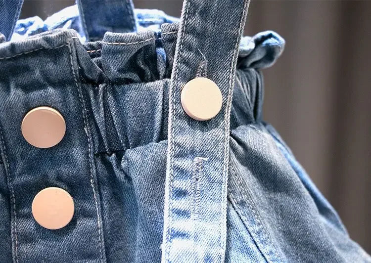 Camisaria Branca e Salopete Jeans