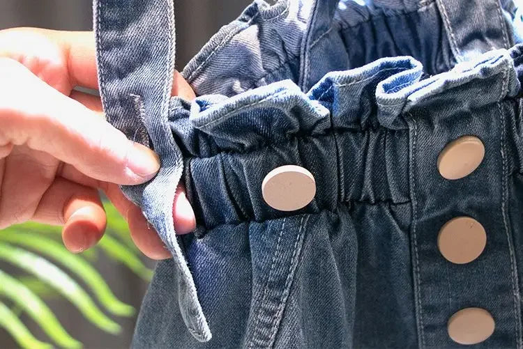 Camisaria Branca e Salopete Jeans