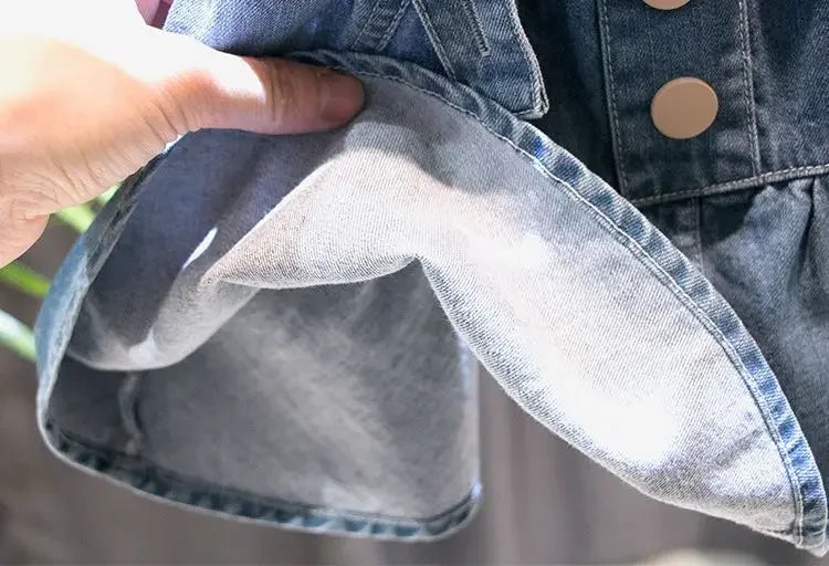 Camisaria Branca e Salopete Jeans