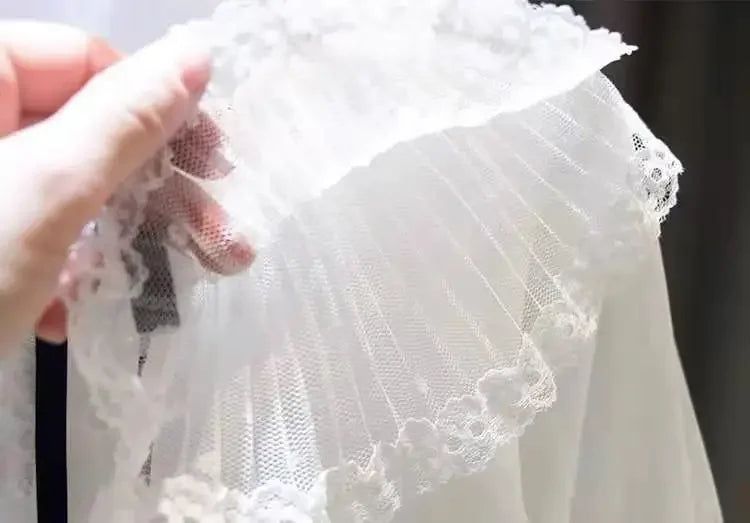Camisaria Branca e Salopete Jeans